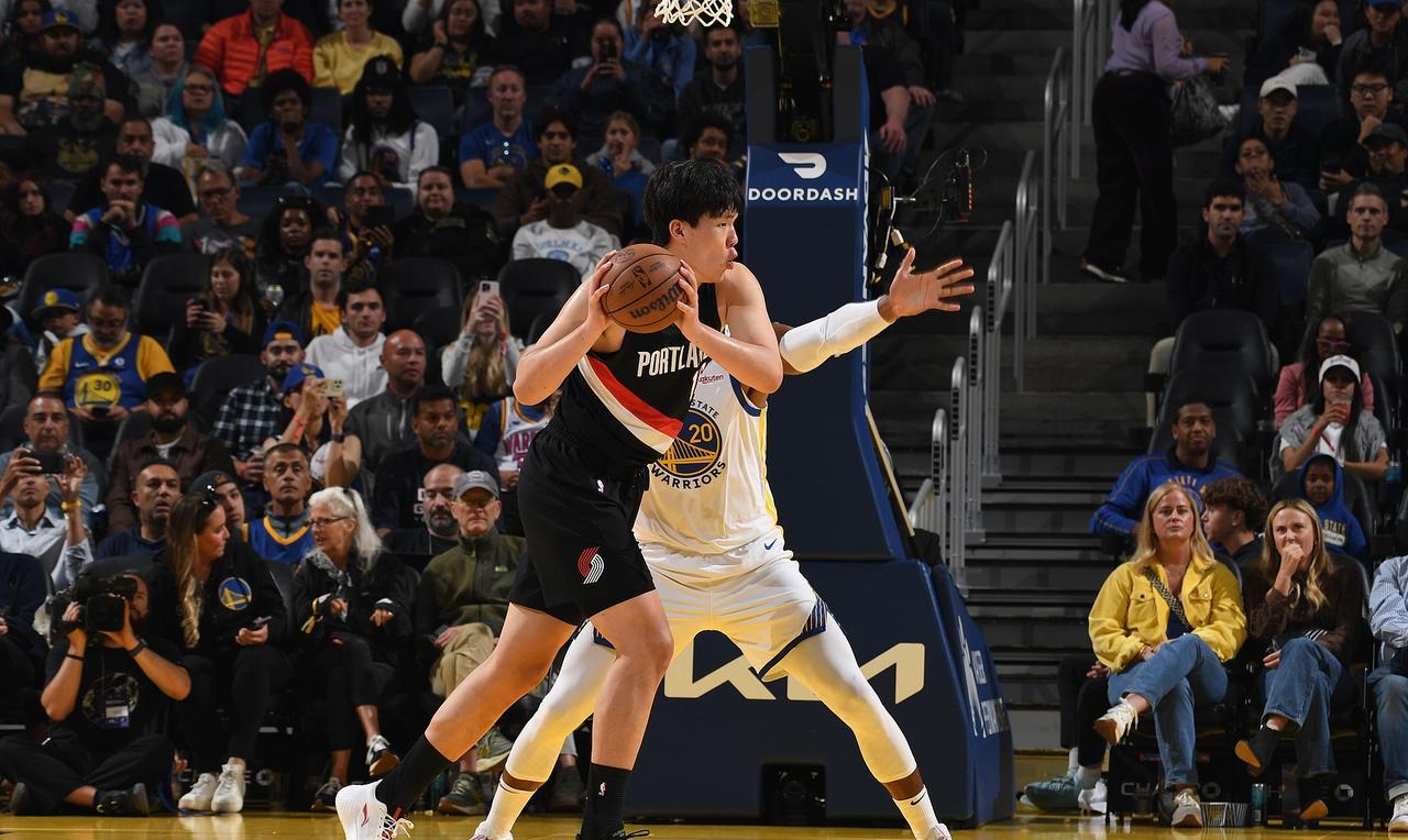 杨瀚森要想在NBA立足，他还是需要加强自己的三分投射，或者中投的能力，他首秀只有