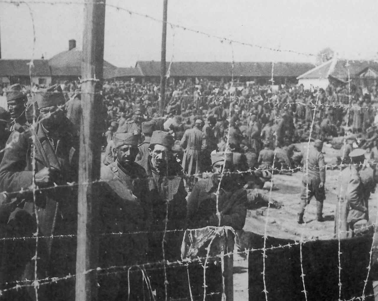 1941年，南斯拉夫，贝尔格莱德。在一个战俘营内，密密麻麻站满了被俘的南斯拉夫士