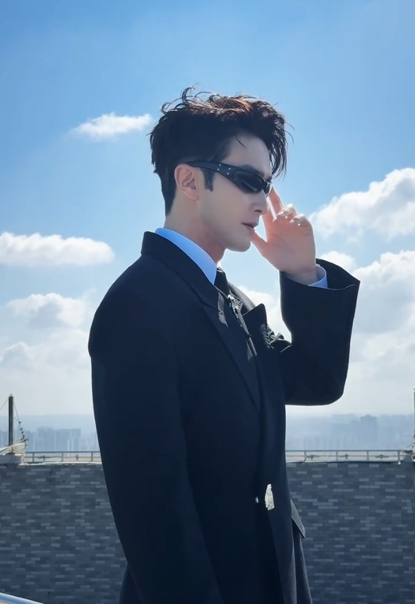 速来品鉴高伟光停机坪大片！黑长西装利落冷峻，黑超遮面禁欲感拉满，抬手扶镜帅到发麻