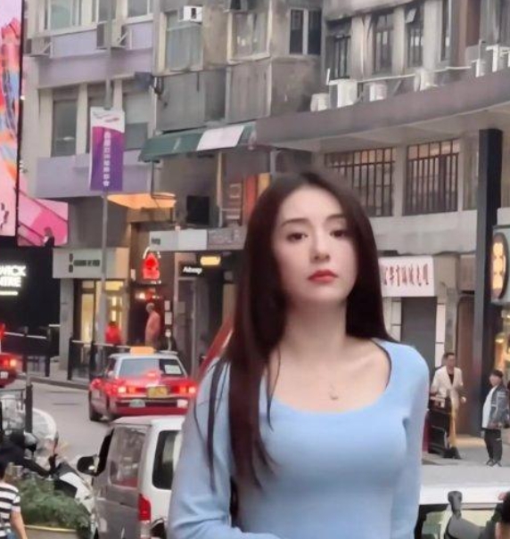  最近瞧见方媛，着实让人眼前一亮。不知从何时起，她突然变得格外漂亮。一头柔顺的长