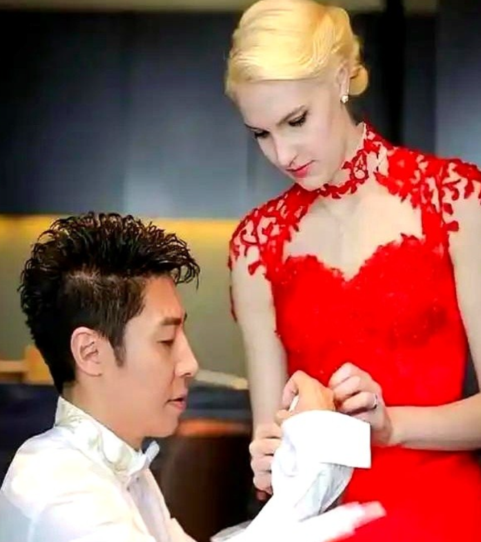 当年，撒贝宁和国际巨星分手后，娶了加拿大妻子李白，有一次，两人吵架了。

李白说