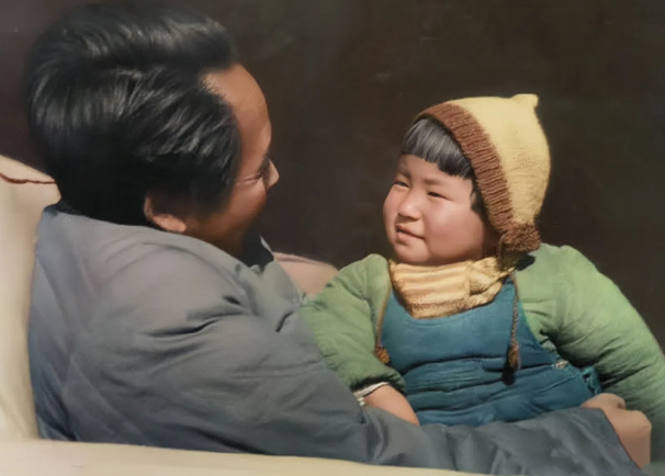 毛主席与小女儿的一张珍贵合影，二人相互对视，十分温馨！

在延安时期，有一张毛主