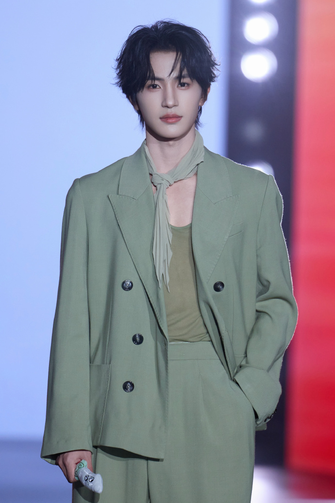 张翅今日活动现场路透图
好精致的五官
都帅成啥样了