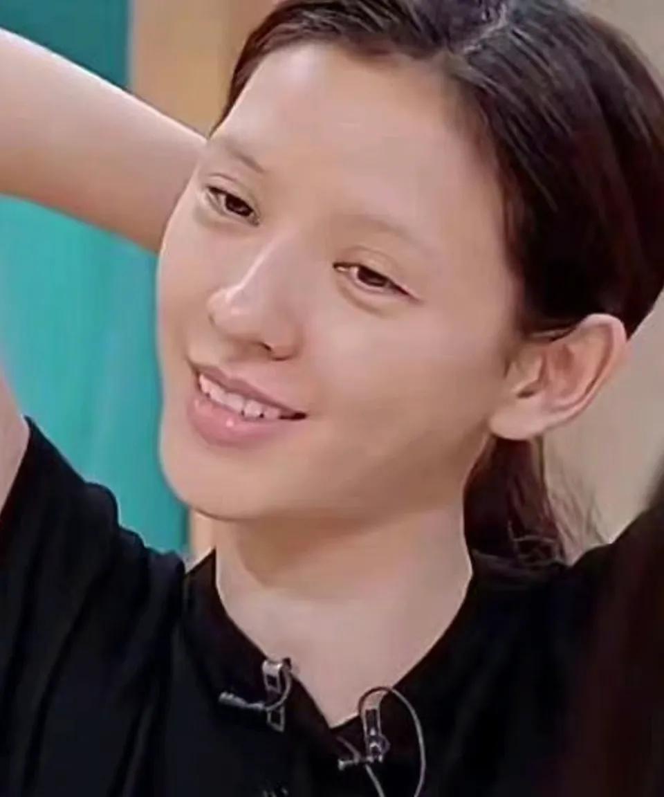 一直好奇张予曦为啥网感这么强，后来发现她身上还有个挺有意思的事儿。原来她天生是黑