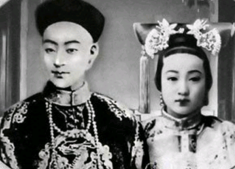八国联军入侵京城时，把控制清朝大权的慈禧带着光绪帝等人仓皇出逃，临走之前她命令下