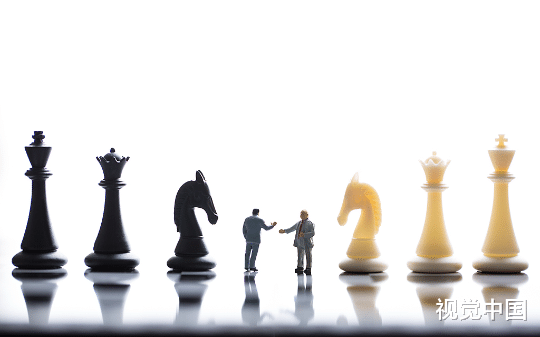 朋友背刺，我拿着杀手锏直接掀了桌子。