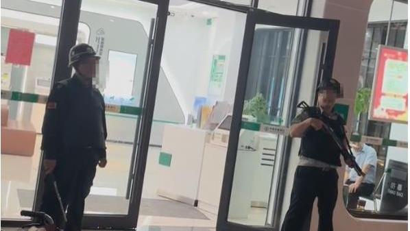 重病妇女被银行要求"本人到场"取款猝死！家属怒斥流程僵化，农行紧急回应引争议