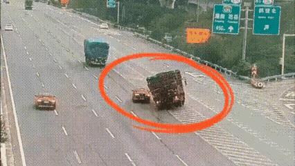 鹤壁北高速口设计有问题，标志也不明显特容易开错
货车上的牛真好，被甩下来，也不乱