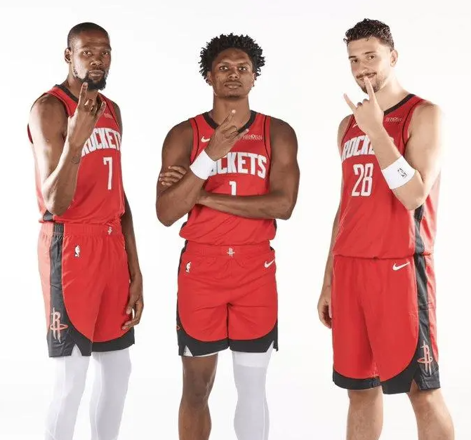 NBA季前赛拉开战幕，休斯顿火箭队坐镇主场迎战亚特兰大老鹰队。在杜兰特、芬尼-史