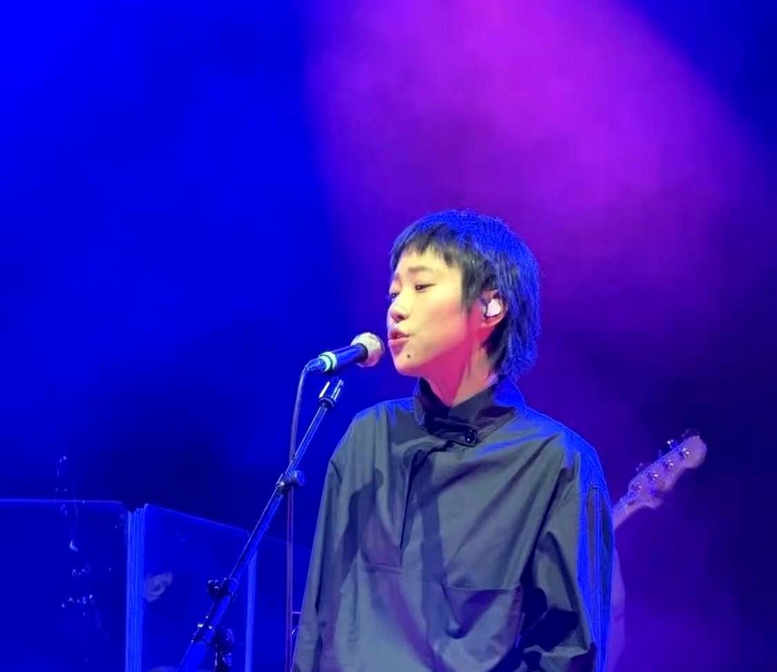 快来看窦靖童和李嫣这对姐妹！

5月27日窦靖童在伦敦开演唱会，当天正好是李