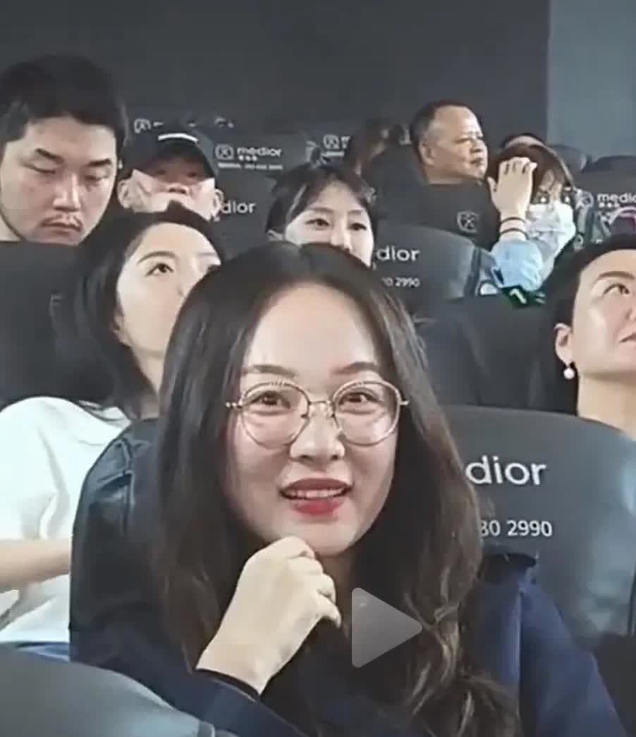 看到霍思燕和杜江的儿子嗯哼就看不出来像的像谁？因为杜江也很帅，霍思燕很漂亮，直到
