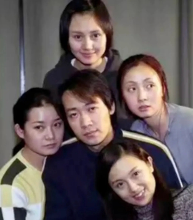 这应该是朱媛媛夫妇最喜欢的一张照片吧。
照片中四位美女演员，围绕着辛柏青。
当年