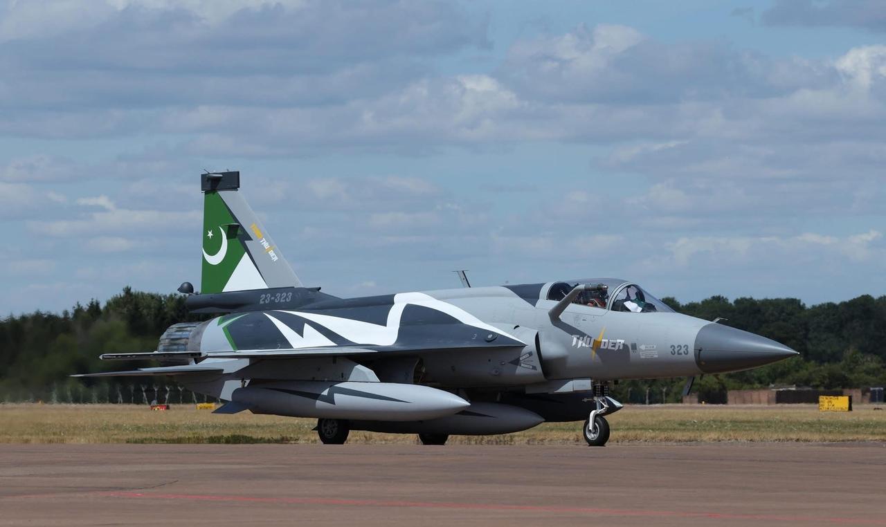 巴基斯坦空军新涂装的JF-17 Block III抵达英国费尔福德空军基地参加R