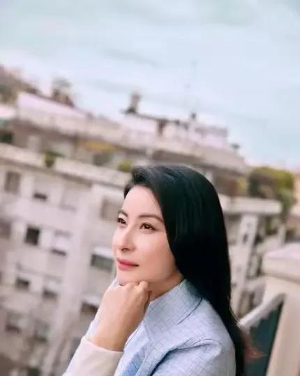 郭晶晶再添新荣誉，入选国际游泳名人堂，霍启刚专程到场为她站台。这场景，又让人想起