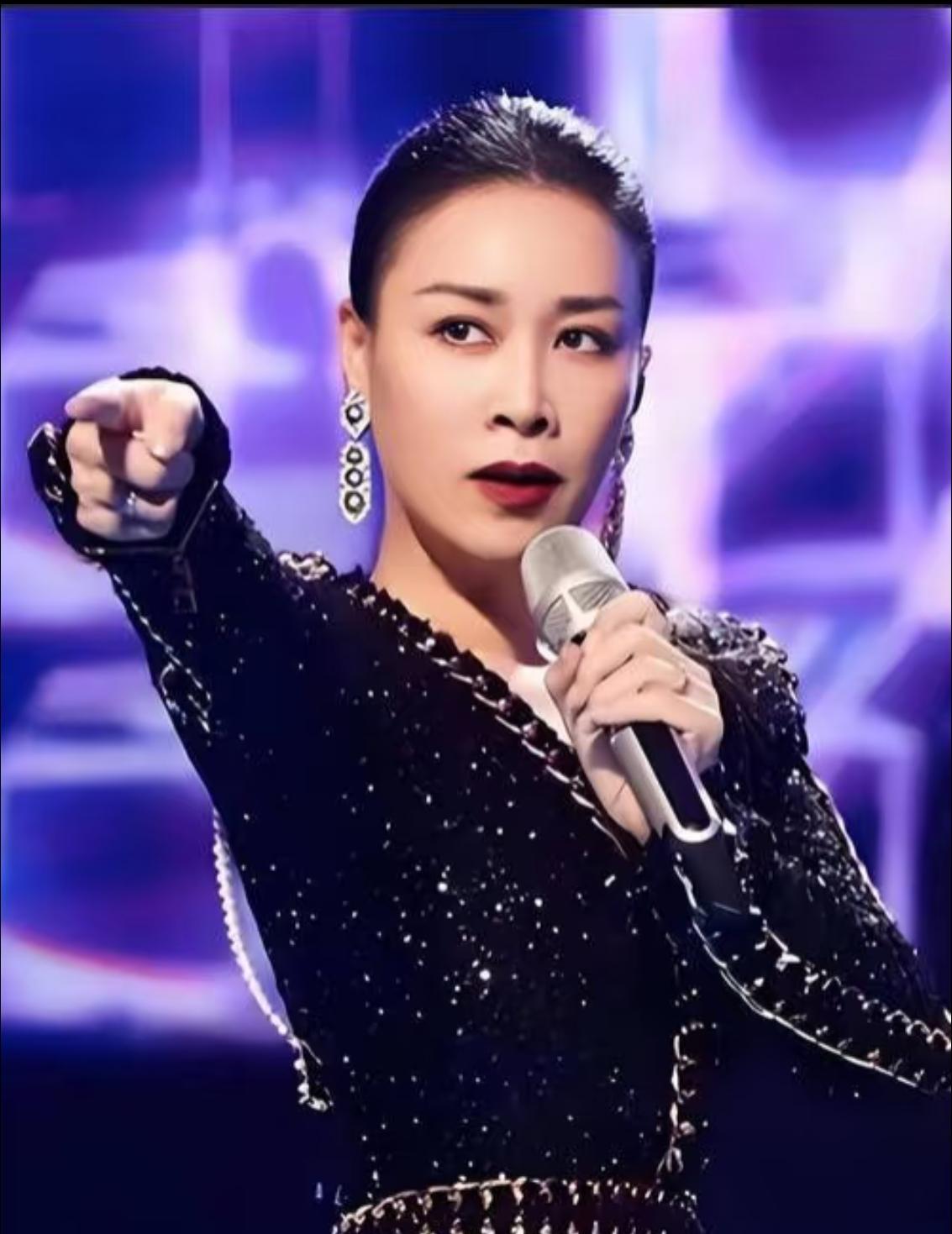 现在全网最难过的人应该是国民女歌手那英了吧？
她这一辈子，感情路上也是够苦的。两