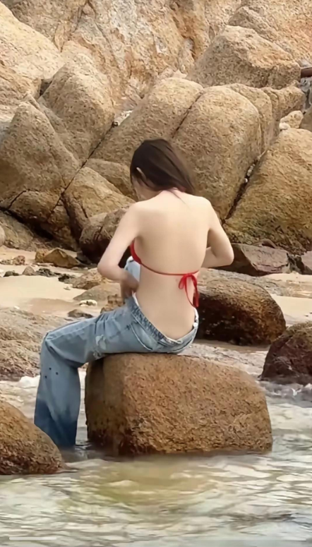 喜欢在海边游泳，就是换衣服太不方便了，不懂大家去海边游泳都怎么换衣服？


