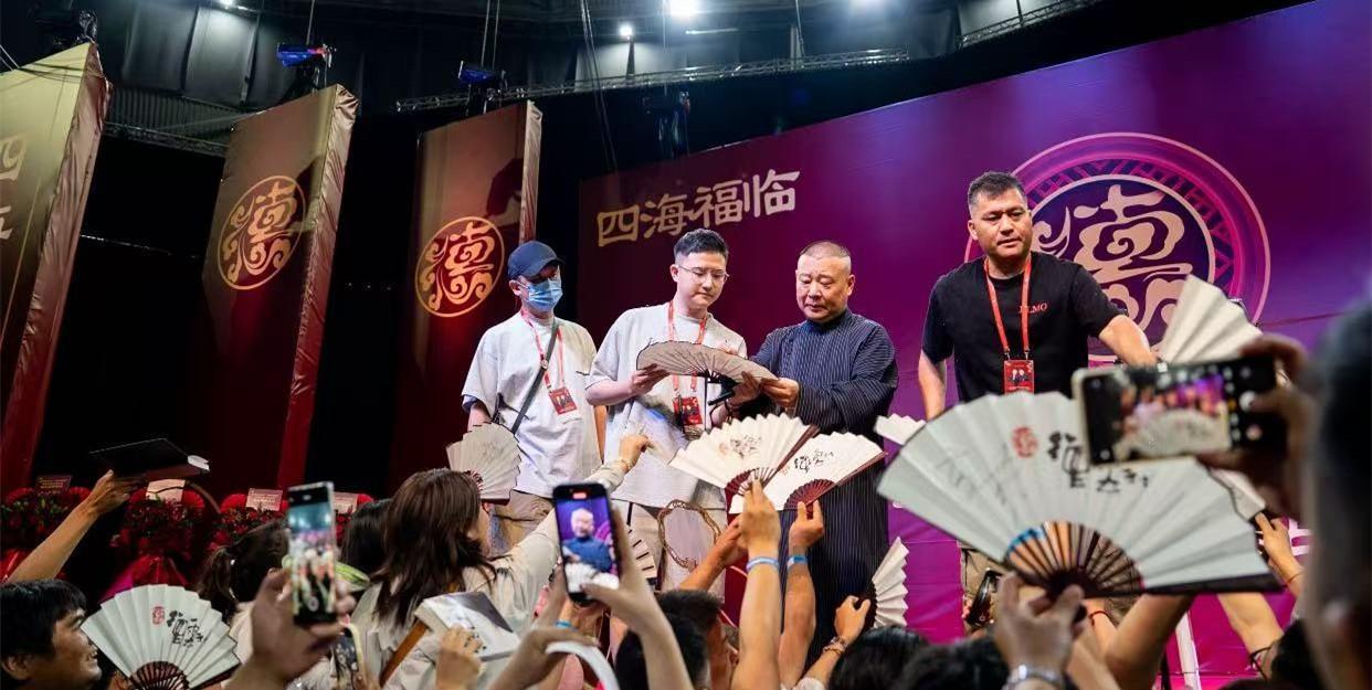 德云社演员在国外，真是将宠粉进行到底，这边郭德纲给签名，那边高峰、栾云平、烧饼、