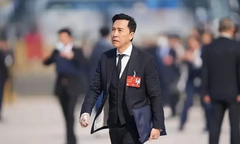 甄子丹是全国政协委员，这肯定是对他电影事业的肯定，是他对电影事业付出的回报！
