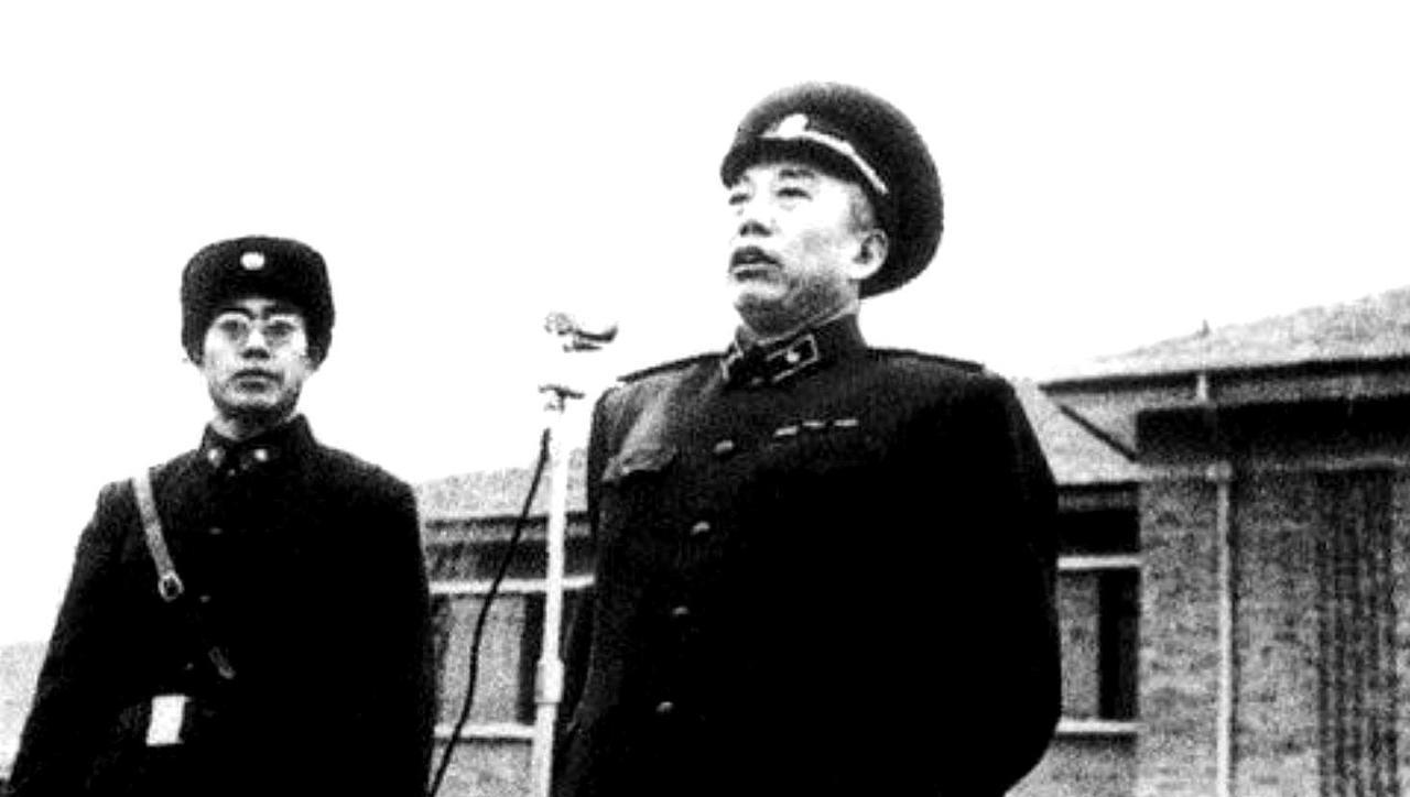 1957年，铁道兵司令王震上将遇到3个海军军官大声喝酒划拳。王司令走上前去，问：