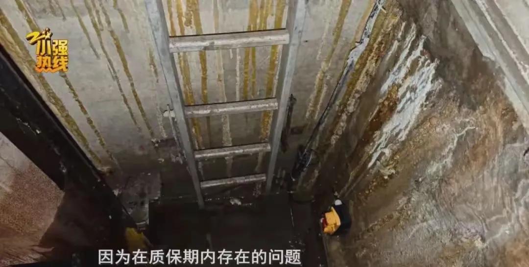 浙江金华，一女子住的小区电梯年 检，10部电梯全不合格，电梯门被贴了封 条，停运