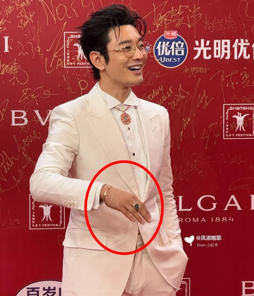 黄晓明啊黄晓明，说你啥好？
这手上的大金镯子，大钻戒实在让人看不懂。
黄晓明这一