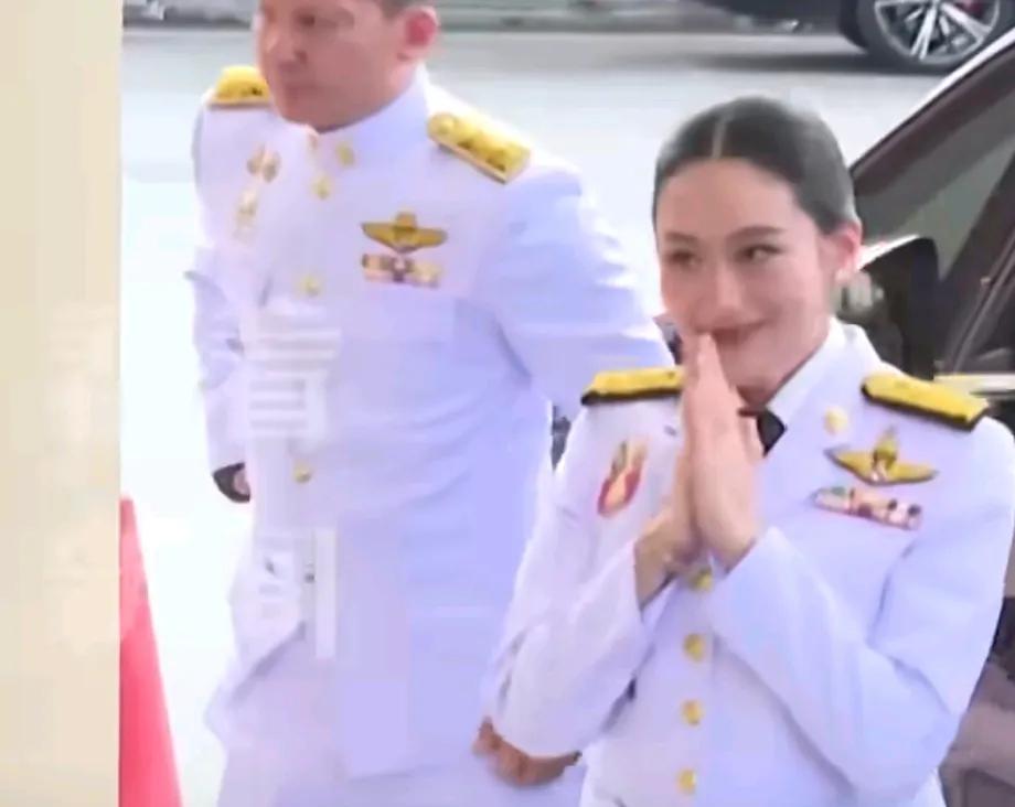 柬埔寨参议院主席洪森通过社交媒体发布长文怒怼泰国前总理他信。
他表示自己并无与对