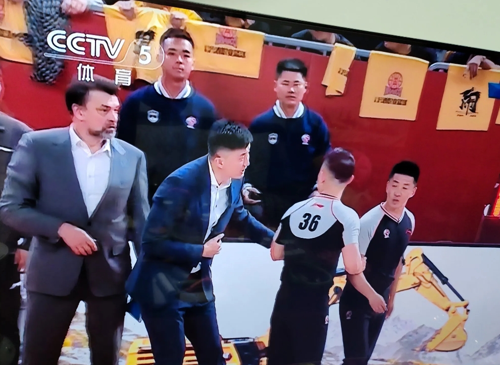 广东队不能再这样打下去了，场场有暴力，被驱逐，下一步裁判肯定会格外关注广东队队员
