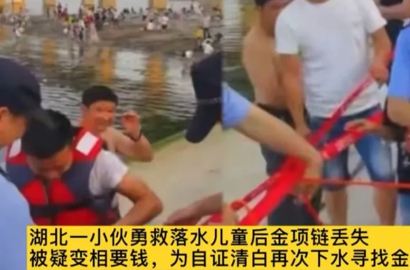 “太寒心！”湖北，一名小伙江边散步，突然发现2个小孩掉进江里，岸上围观人群却无人