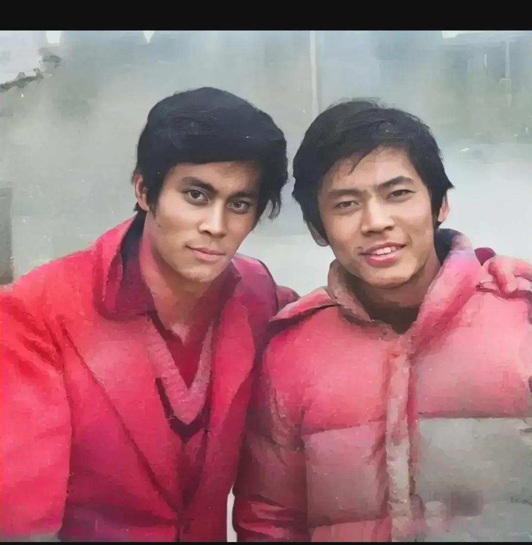 80年代，二个年轻人的合影，后来的他们都成了家喻户晓的明星，左边的年轻人，他的外