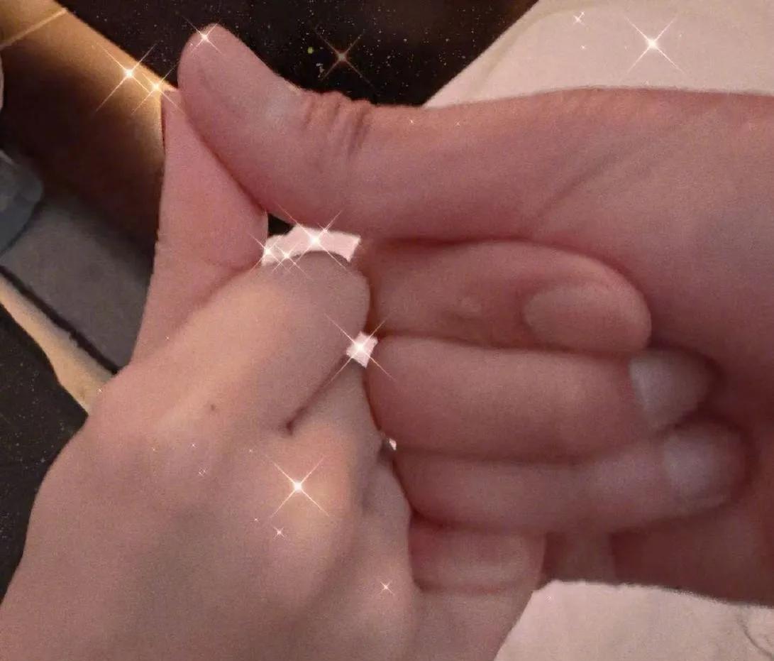曾在感情的迷宫里徘徊，那些破碎的过往，每一段都成了心底难以愈合的伤疤。直到命运让