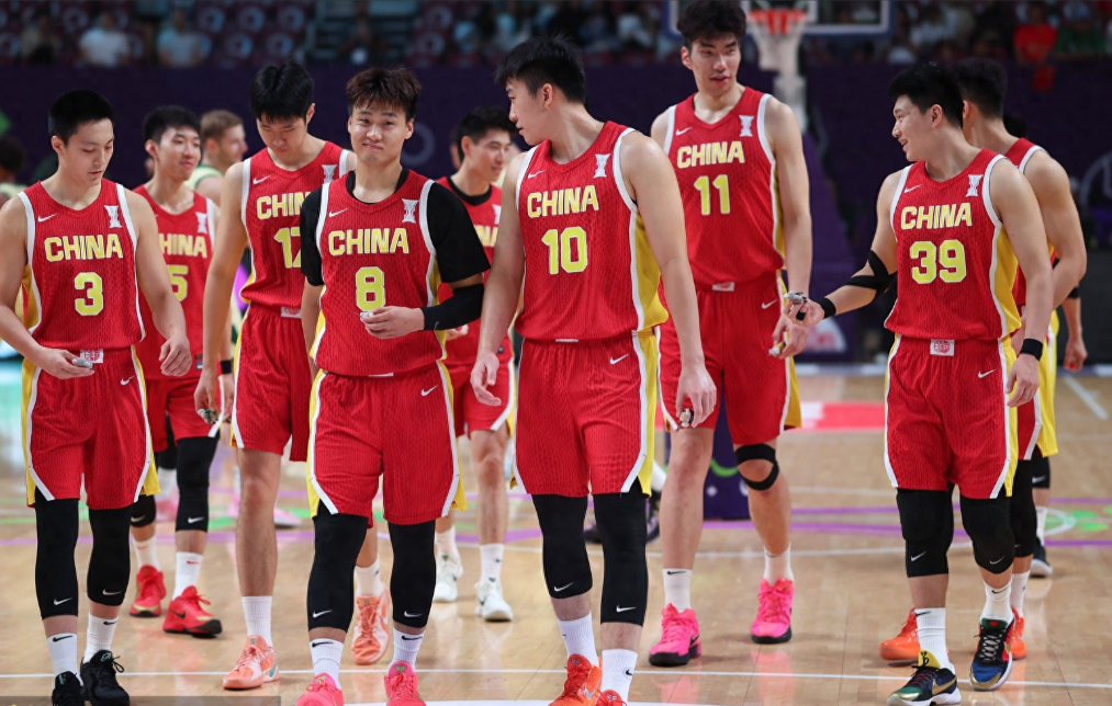 新一期《体坛篮球秀》节目中，媒体人管维佳谈到了中国男篮本届亚洲杯与上届使用三后卫