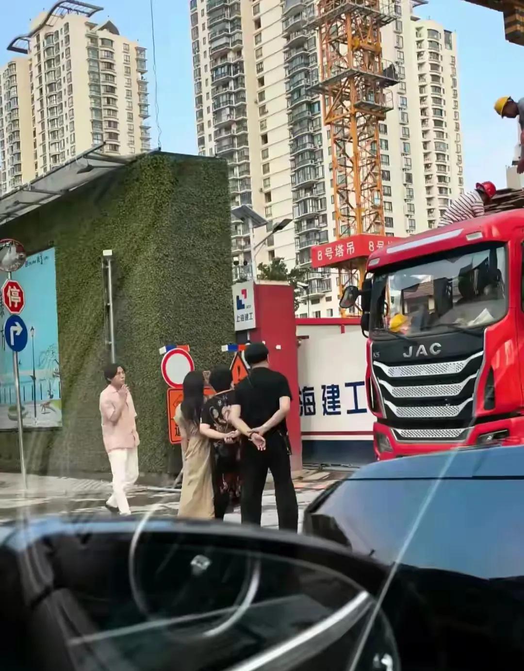 伊能静秦昊夫妻带上父母现身工地现场！
这是去看房的施工现场，又买房了吗？
真让人