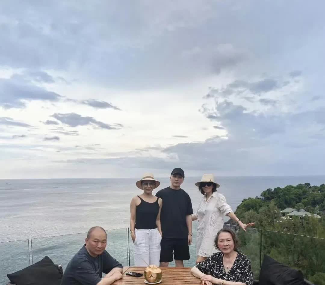 刘嘉玲带着娘家人去泰国度假了！

29岁的大侄子又露面了，身材高大，长相帅气