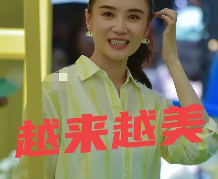 宋佳，真的是年纪越大越美！

她无论是中性妆容还是淑女妆容都能轻松驾驭，这样