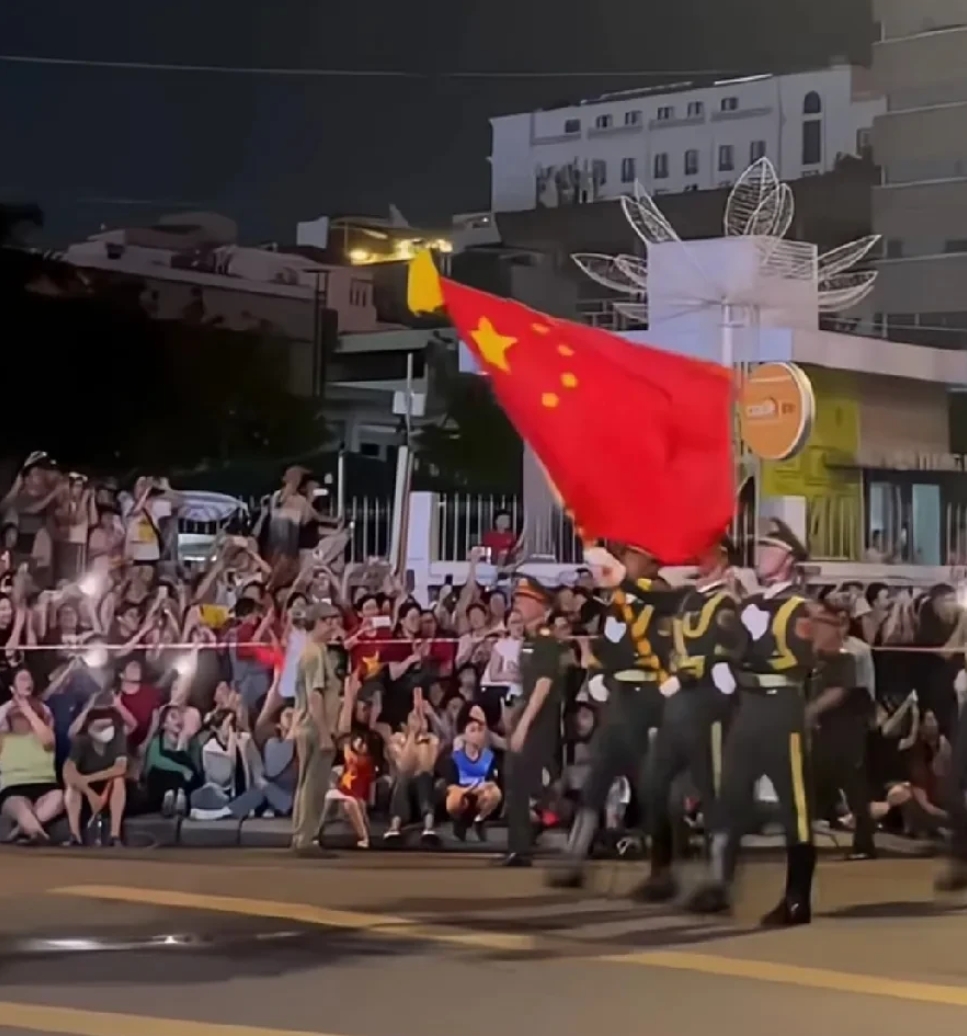 越南也不知道派个高一点的随行人员，脱掉帽子才到我军肩膀高，这反差，当地民众不觉得