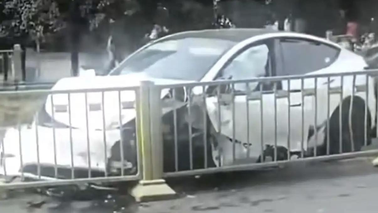 西安南大街多车连撞事故警示：一个变道失误引发的连锁反应