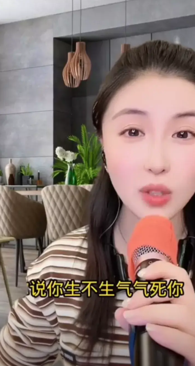 昨天本山弟子关小平女儿关思慧开播与粉丝聊天，这时直播间里来了很多黑粉带节奏。
有