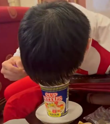 谁被莎莎吃饭的样子狠狠戳中，腮帮子圆鼓鼓，嚼东西的模样像只可爱小松鼠，明明是普通