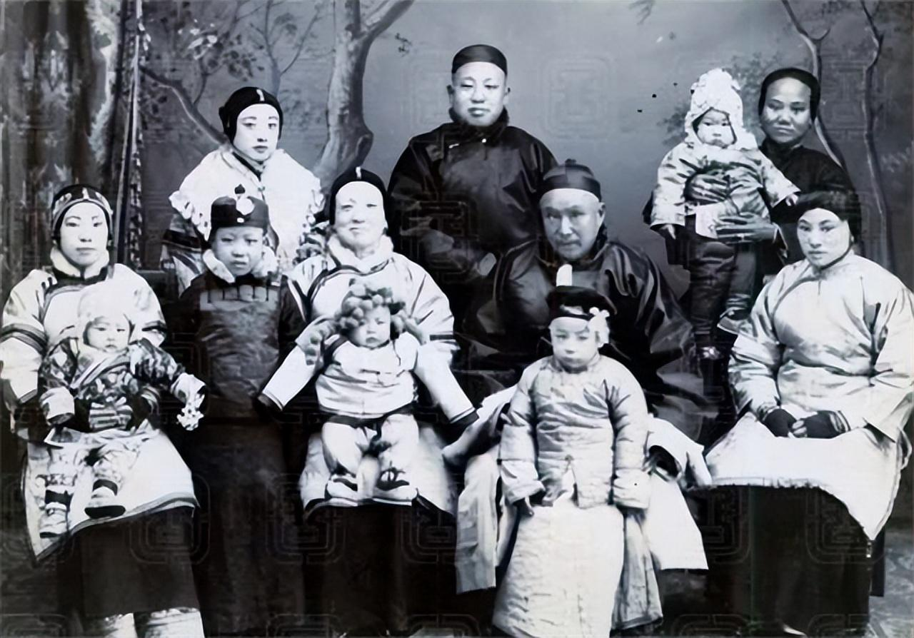 1974年，90岁的杨森娶了17岁的张灵凤。新婚之夜，张灵凤不甘地问道：“你一生