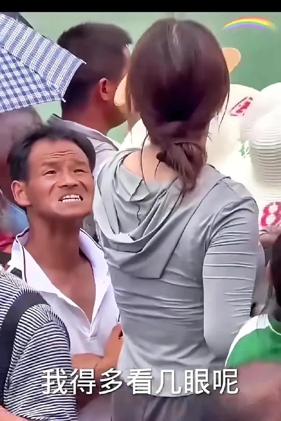 大庭广众之下，妹子虽然好看，这样呲牙咧嘴的欣赏，可以吗？
近日，有网友拍到一幅