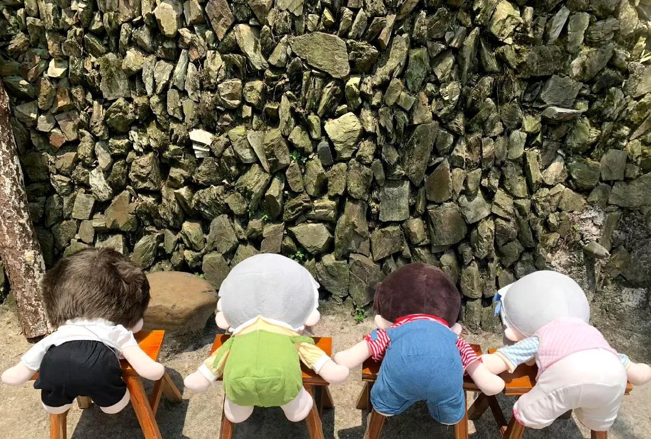 “出卖肉体，若没有品相，是很难成交的 ！出卖灵魂就简单多了，无耻就够了。”
朋友