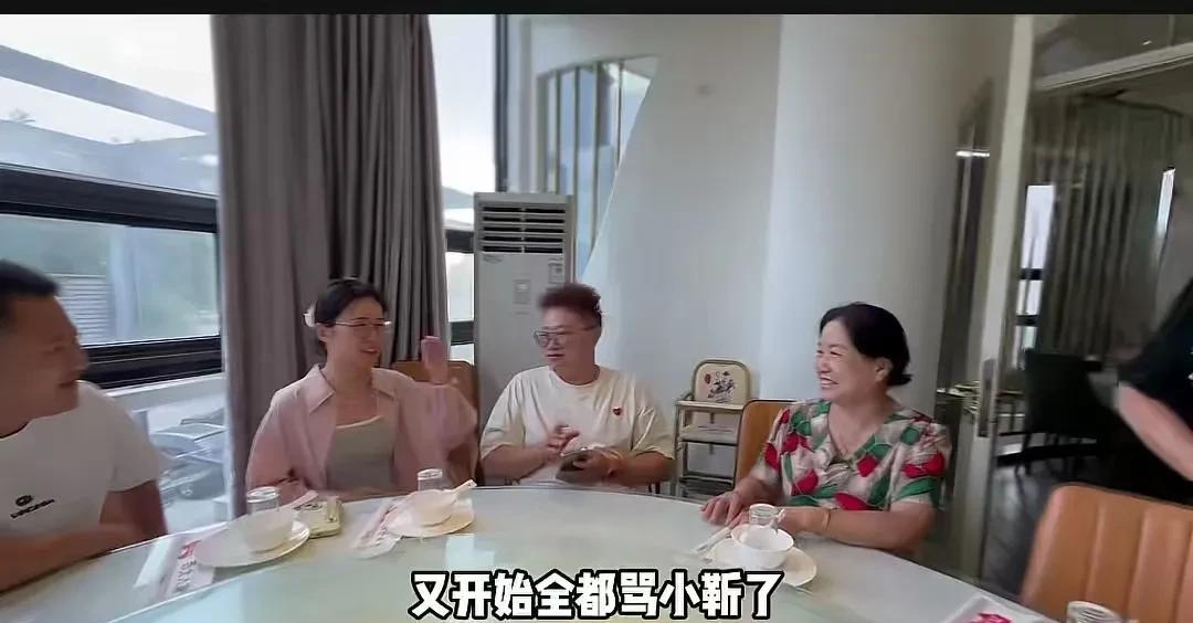 没有自己一手带孩子的人是不理解小靳的。
       起初自己带孩子的辛苦大概只
