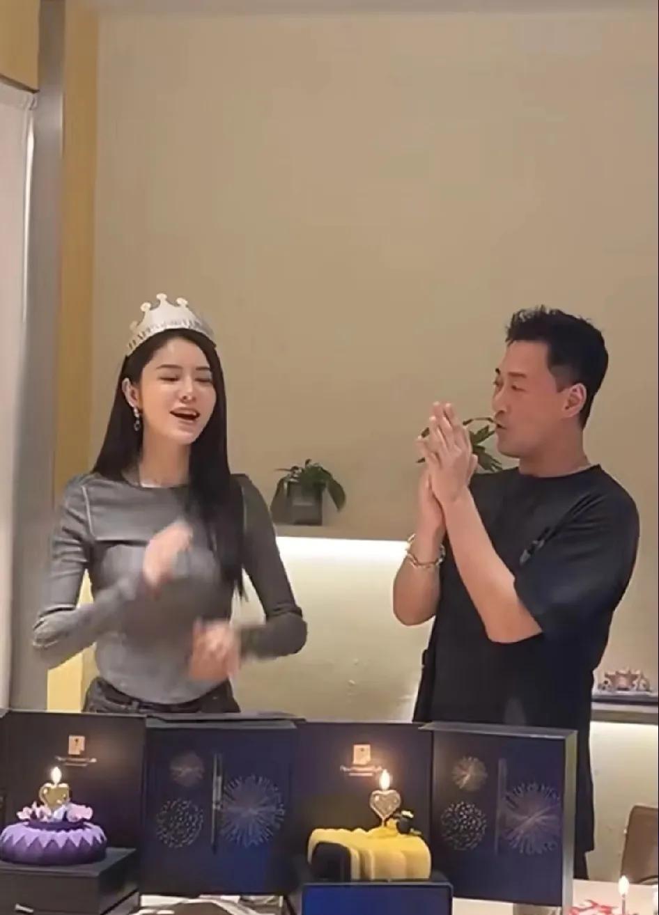 林峰对张馨月应该是生理性喜欢吧？
你看网上对张馨月的负面评论那么多，林峰还是挺站