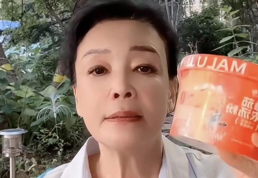 吃一堑长一智，如今的兰姐根本不接S粉的话茬儿。
直播间里，大S的粉丝多次提起话题