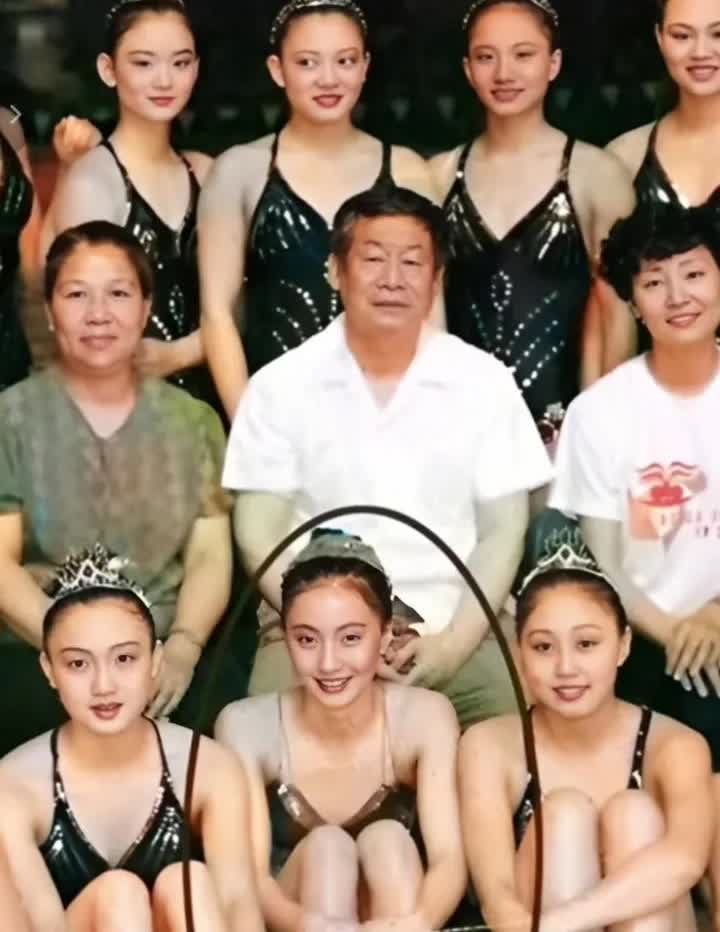 1983年陶虹在国家花样游泳队时与队友们的一张合影，那时候的她是颜值担当