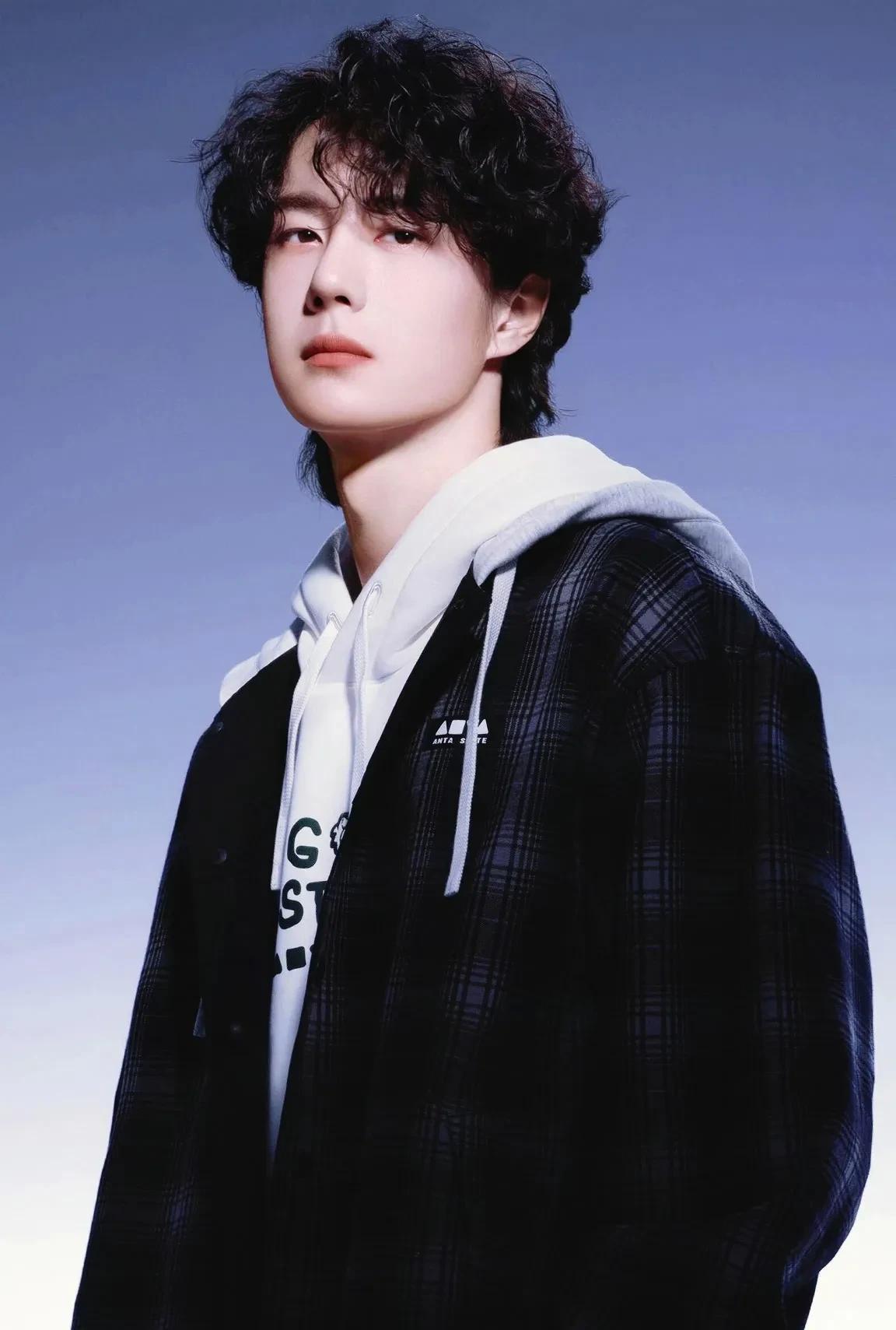 在上海的长乐路611弄有王一博的户外广告。姐妹们快去打卡。
是王一博一头卷发的新