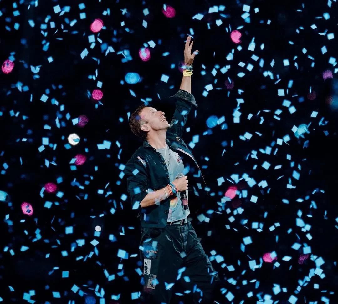 Coldplay演唱会现场，蔡卓妍亲吻容祖儿？
4月10日中午，蔡卓妍在社交媒体