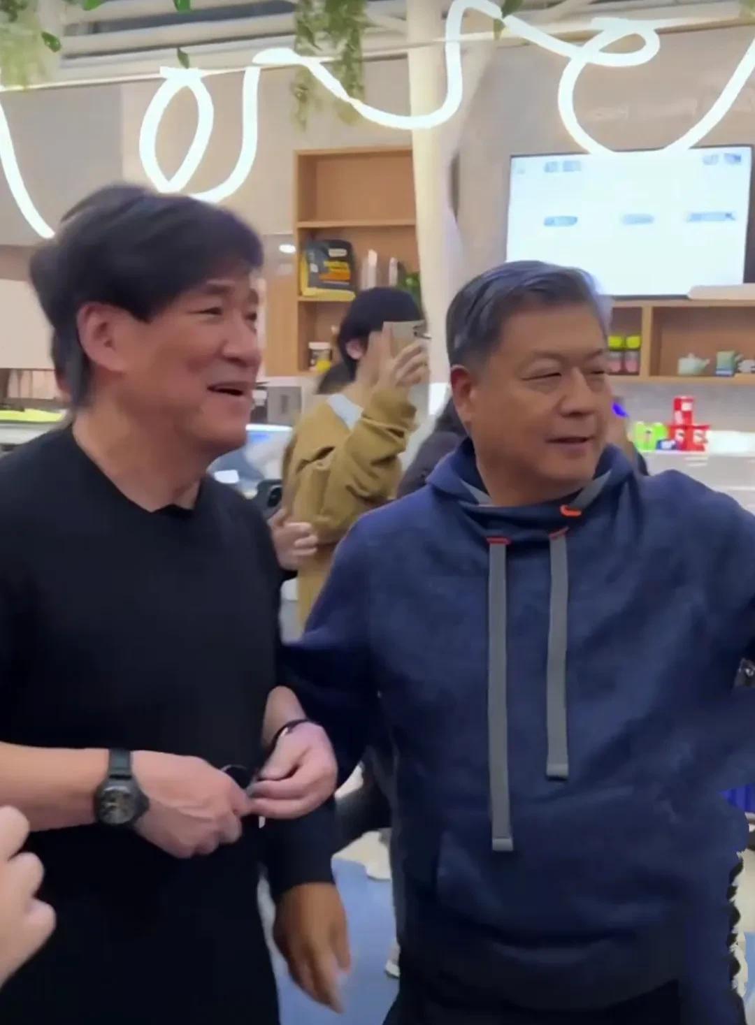 曾经被称为杀天王的周华健近日现身活动，精神焕发，笑容灿烂，还是那样的亲和友善，一