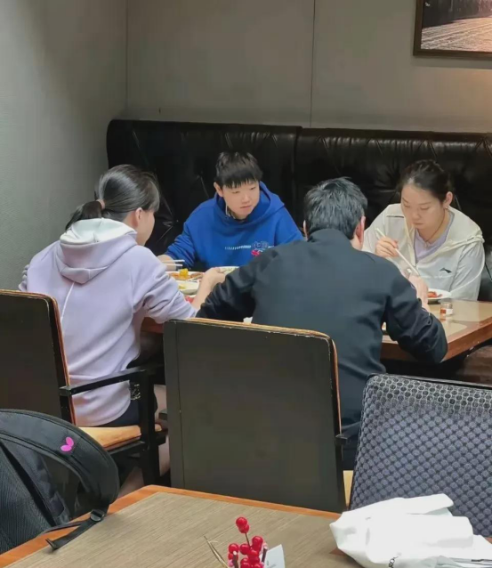 谁能告诉我，莎莎对面坐的是不是陈幸同！我说是同同，被喷了。我当时就愣住了，像被泼