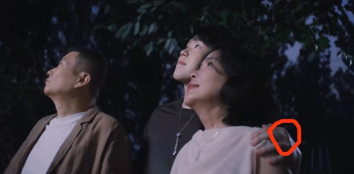 王大头左手中指戴的这个戒指是啥意思呢？
难道大头真的是名花有主了？
一般来讲，只